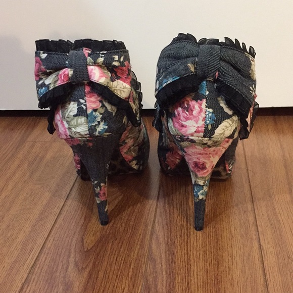 BETSEY JOHNSON Peep Toe Bow Pumps SIZE 9 - Picture 3 of 9